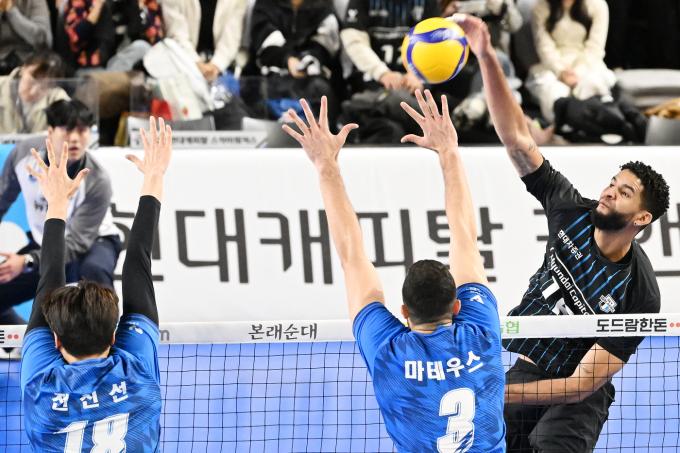 공격하는 현대캐피탈의 외국인 선수 레오(오른쪽). (KOVO 제공)