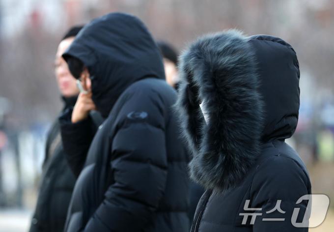 서울의 최저기온이 영하6도까지 떨어지는 등 올 겨울 최고 추위를 보인 18일 오전 서울 세종대로 사거리에서 두꺼운 옷차림의 시민들이 발걸음을 재촉하고 있다. 2024.12.18/뉴스1 ⓒ News1 박세연 기자