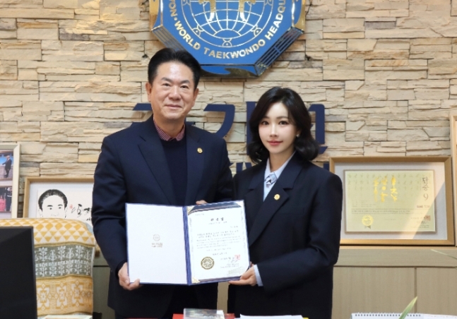 배우 이유리(오른쪽)와 이동섭 국기원장. (국기원 제공)