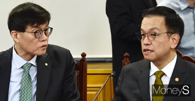 [머니S포토] 정부 거시경제금융회의, 의견 나누는 최상목·이창용