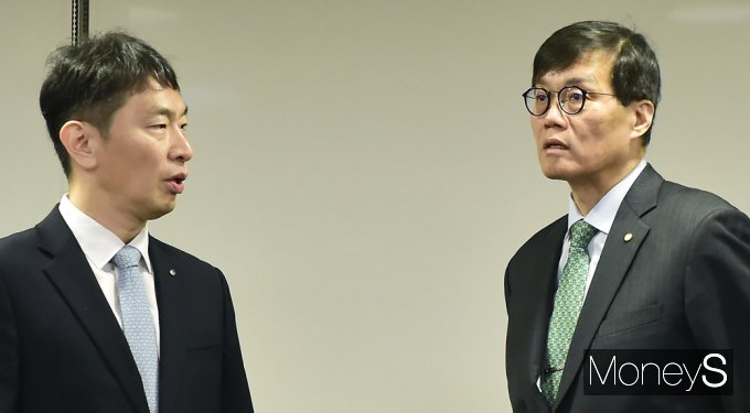 [머니S포토] 거시경제금융회의, 한은 이창용 · 금감원 이복현 대화