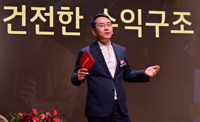 조주완 LG전자 CEO(최고경영자)가 급속도로 성장하는 중국 가전 기업을 견제하기 위해 태스크포스(TF) 가동을 지시했다. 사진은 사업전략 방향을 공유하고 있는 조 CEO의 모습. /사진=뉴스1