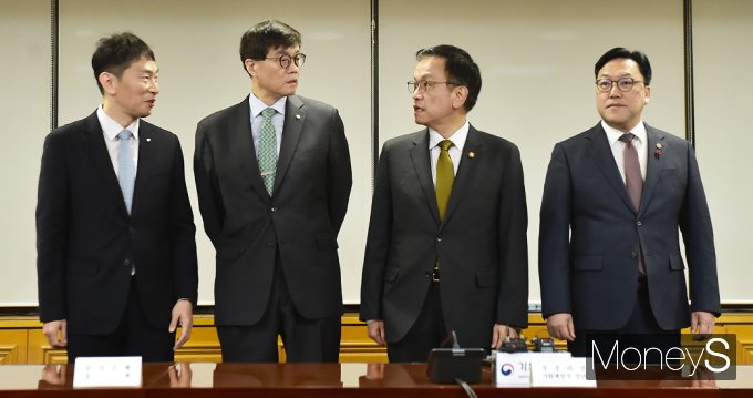 [머니S포토] 정부 