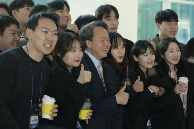 진옥동 신한금융 회장이 신입직원 공동연수에 참석해 기념촬영을 하고 있다./사진=신한금융