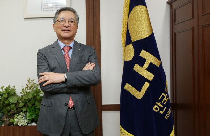 한국토지주택공사(LH)가 ESG 평가전문기관인 서스틴베스트로부터 7단계 중 최고평가등급인 'AA' 등급을 받았다. 사진은 이한준 LH 사장./사진=머니투데이