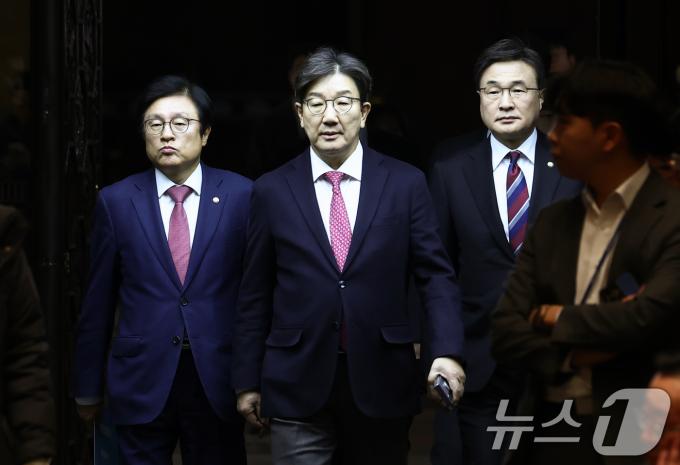 권성동 국민의힘 원내대표가 16일 오후 서울 여의도 국회에서 열린 의원총회에 김대식 원내수석대변인(오른쪽) 등과 참석하고 있다. 2024.12.16/뉴스1 ⓒ News1 김민지 기자