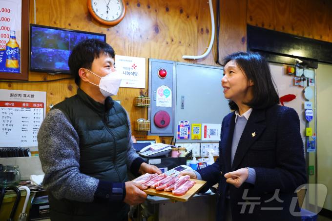 최호정 의장이 서울 중구 무교동 한 식당 사장과 대화하는 모습. (서울시의회 제공)ⓒ 뉴스1