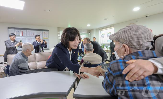 강정애 국가보훈부 장관이 강원도 원주보훈요양원을 방문해 입원 중인 국가유공자들을 만나 위문하고 있다. (국가보훈부 제공) 2024.11.1/뉴스1