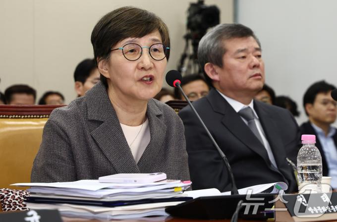권태선 방송문화진흥회 이사장(왼쪽부터), 박민 한국방송공사 사장, 김유열 한국교육방송공사 사장이 14일 오후 서울 여의도 과학기술정보방송통신위원회에서 열린 한국방송공사(KBS)·한국교육방송공사(EBS)·방송문화진흥회에 대한 국정감사에 출석, 의원 질의에 답변하고 있다. 오른쪽은 박민 KBS 사장. 2024.10.14/뉴스1 ⓒ News1 김민지 기자