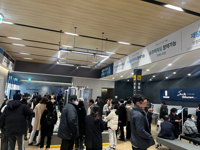 '더샵 퍼스트월드 서울' 견본주택이 오픈 첫날 방문객들로 북적이는 모습./사진=안효건 기자