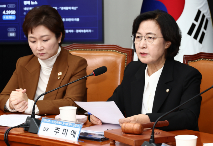 더불어민주당이 윤석열 대통령과 김용현 전 국방부 장관이 삼청동 안가에서 박안수 전 계엄사령관 등과 사전모의를 가진 사실을 제보 받았다고 주장했다. 사진은 지난 17일 서울 여의도 국회에서 열린 내란극복·국정안정특별위원회 1차 회의에 참석한 추미애 더불어민주당 윤석열내란진상조사단장(오른쪽)의 모습. /사진=뉴스1 /사진=(서울=뉴스1) 김민지 기자