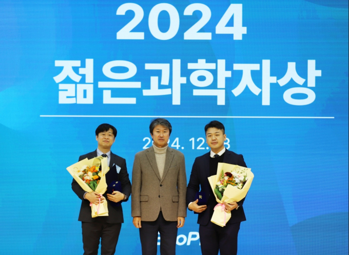 에코프로 포항캠퍼스에서 18일에 열린 제2회 에코프로 젊은 과학자상 시상식에서 환경 분야 수상자 울산과학기술원 화학과 심교승 교수(왼쪽), 송호준 에코프로 대표(가운데), 에너지 분야 수상자 연세대학교 신소재공학과 이홍경 교수가 기념 사진을 촬영하고 있다. /사진=에코프로