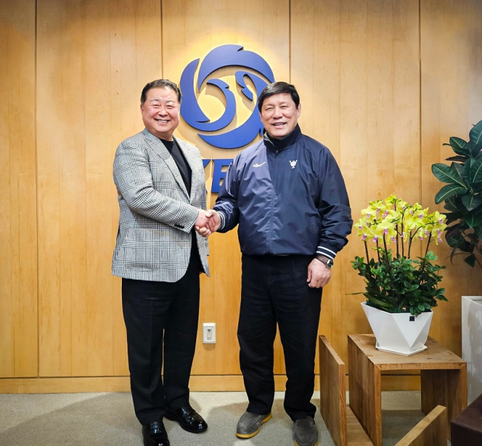 김경일 파주시장(왼쪽)과 허구연 한국야구위원회 총재(오른쪽)이 지난 18일 한국야구위원회에서 환담을 나누고 기념촬영을 하고 있다. /사진제공=파주시