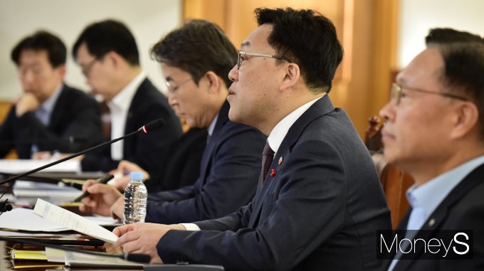 [머니S포토] 금융위 김병환 