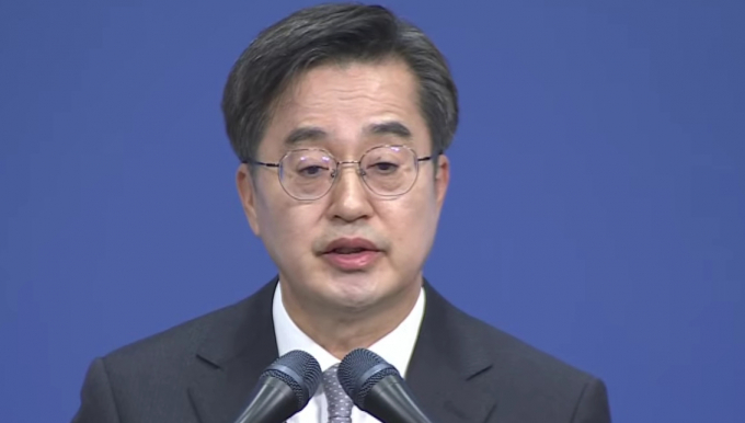 김동연 지사가 19일 '경제재건 제안 긴급 기자회견'에서 30조원대 슈퍼 추경을 제안하고 있다. 사진제공=경기도유튜브