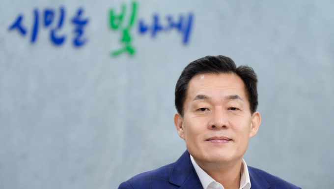 '올해의 지방자치 CEO'에 선정된 이재준 수원시장. 