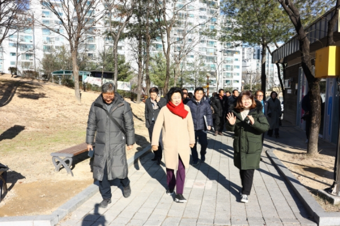 김경희 이천시장(앞줄 가운데)이 18일 무장애나눔길 걷기 체험을 진행하고 있다. / 사진제공=이천시