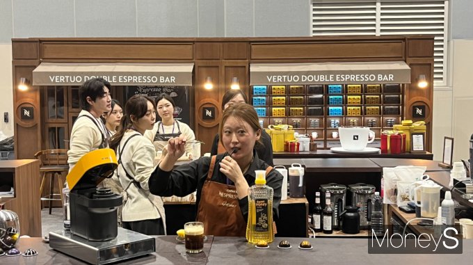 전문 바리스타가 커스텀 커피 제조를 시연하고 있다. /사진=곽선우 기자