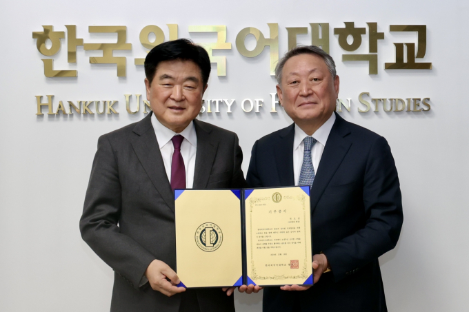 권오갑 HD현대 회장이 19일 후학 양성을 위해 모교인 한국외국어대학교에 발전기금 2억 원을 기부했다. 사진은 권오갑 HD현대 회장(왼쪽)과 박정운 한국외대 총장이 기부 서명식 후 기념촬영을 하는 모습. /사진=HD현대