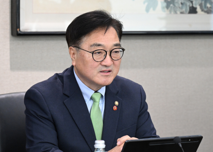 우원식 국회의장은 일각에서 제기되는 대권 도전 가능성에 대해 "아직 생각해 본 적이 없다"고 밝혔다. 사진은 19일 우원식 국회의장이 서울 한국은행 본관을 방문해 이창용 한국은행 총재와 면담하고 있는 모습.  /사진=뉴스1
