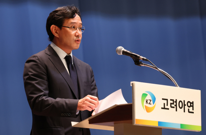 최윤범 고려아연 회장이 지난 11월13일 오후 서울 중구 대한상공회의소에서 '일반공모 유상증자 계획 철회' 등의 내용을 포함한 기자회견문을 낭독하고 있다. / 사진=뉴시스 추상철 기자 