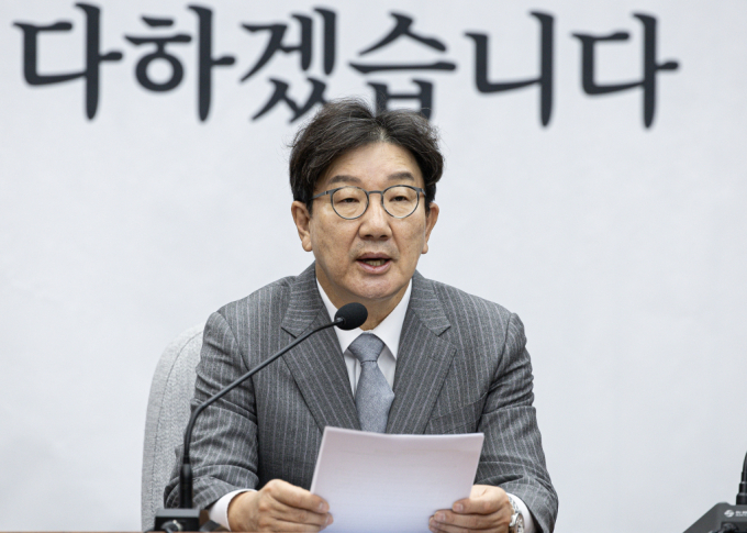 국민의힘이 윤석열 대통령에 대한 탄핵 심판을 앞두고 탄핵이 부결될 시 발의와 표결자가 책임을 져야 한다고 주장했다. 사진은 19일 서울 여이도 국회에서 열린 원내대책회의에 참석한 권성동 국민의힘 대표 권한대행 겸 원내대표의 모습. /사진=뉴스1