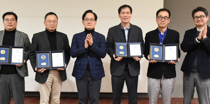 지난 18일 판교 스타트업캠퍼스에서 열린 2판교 G2블록 사업추진 경과보고회에서 강성천 경과원장(왼쪽에서 세 번째) 등 참석자들이 기념촬영을 하고 있다. 사진제공=경과원