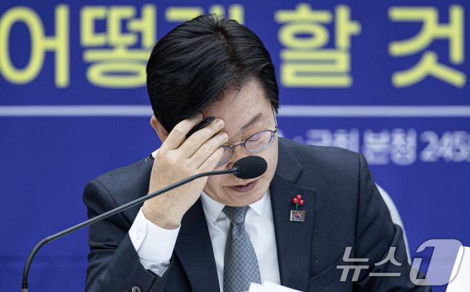 이재명 더불어민주당 대표가 19일 오전 서울 여의도 국회에서 열린 민주당 정책 디베이트Ⅱ '행복하고 정의로운 대한민국, 상법 개정 어떻게 할 것인가?' 토론회에서 생각에 잠겨 있다. 2024.12.19/뉴스1 ⓒ News1 이재명 기자