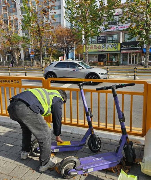 불법 주정차된 전동킥보드 단속 중인 고양시 공무원. /사진제공=고양특례시