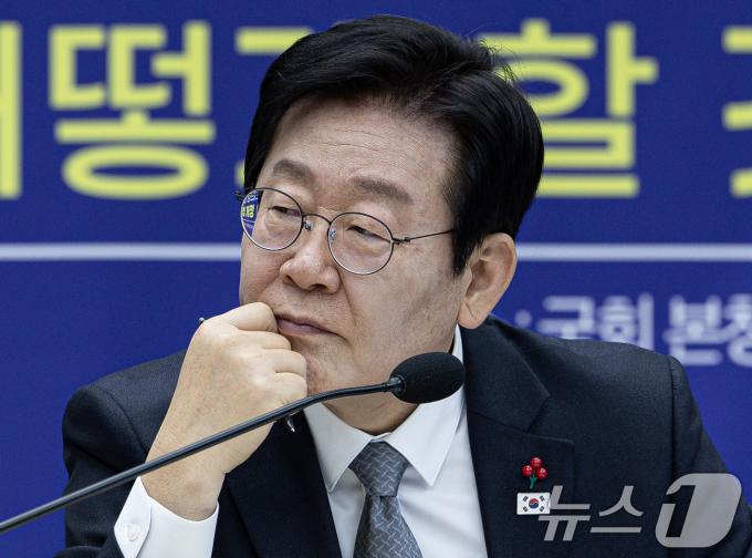 이재명 더불어민주당 대표가 19일 오전 서울 여의도 국회에서 열린 민주당 정책 디베이트Ⅱ '행복하고 정의로운 대한민국, 상법 개정 어떻게 할 것인가?' 토론회에서 패널들의 발언을 듣고 있다. 2024.12.19/뉴스1 ⓒ News1 이재명 기자