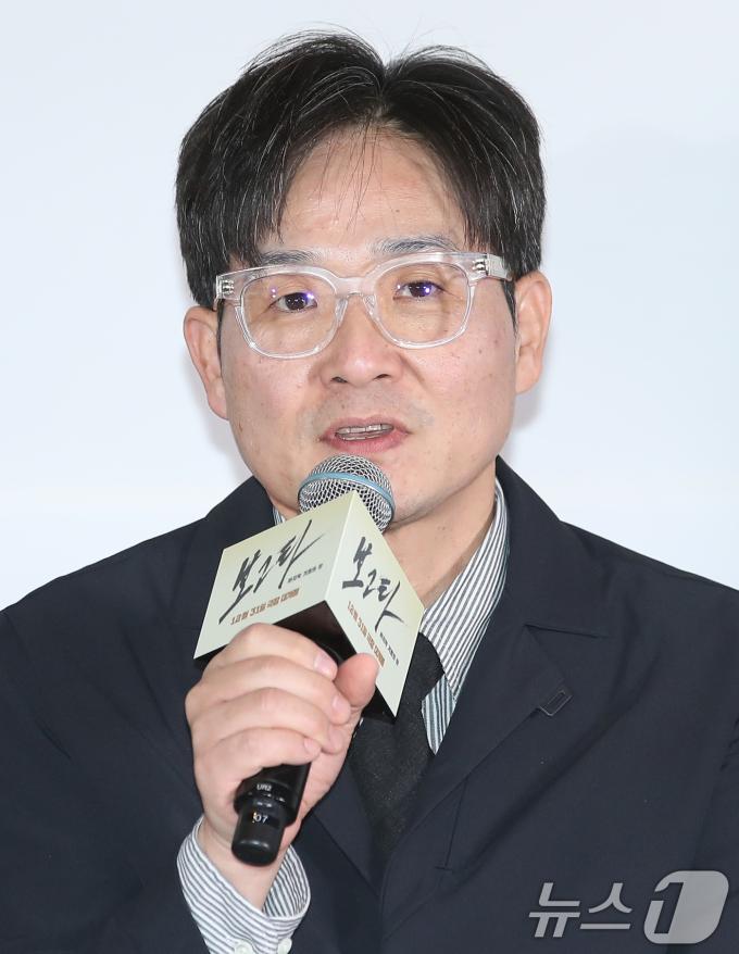 배우 송중기가 19일 서울 강남구 메가박스 코엑스에서 열린 영화 '보고타 : 마지막 기회의 땅' 언론시사회에 참석해 인사말을 하고 있다. '보고타 : 마지막 기회의 땅'은 IMF 직후, 새로운 희망을 품고 지구 반대편 콜롬비아 보고타로 향한 국희(송중기 분)가 보고타 한인 사회의 실세 수영(이희준 분), 박병장(권해효 분)과 얽히게 되면서 벌어지는 이야기를 그린 작품이다. 2024.12.19/뉴스1 ⓒ News1 권현진 기자
