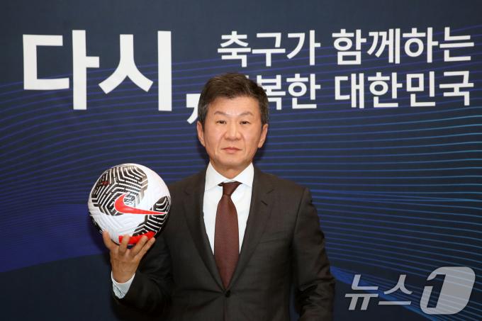 4선에 도전하는 정몽규 대한축구협회장이 19일 오후 서울 종로구 포니정재단에서 제55대 축구협회장 선거 출마 기자회견을 마치고 포토타임을 갖고 있다. 2024.12.19/뉴스1 ⓒ News1 이승배 기자