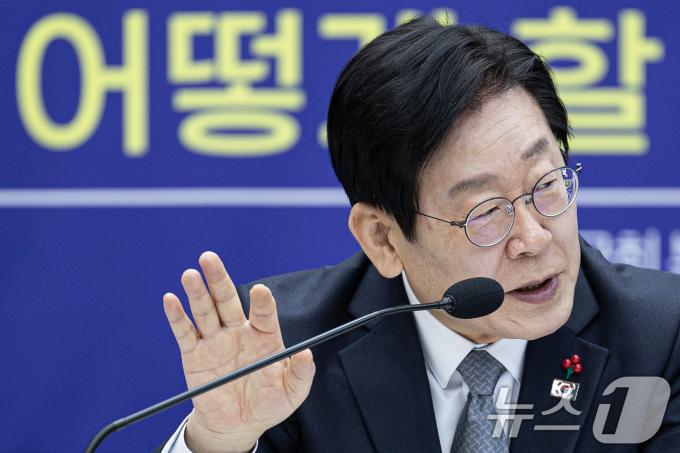 이재명 더불어민주당 대표가 19일 오전 서울 여의도 국회에서 열린 민주당 정책 디베이트Ⅱ '행복하고 정의로운 대한민국, 상법 개정 어떻게 할 것인가?' 토론회에서 발언을 하고 있다. 2024.12.19/뉴스1 ⓒ News1 이재명 기자
