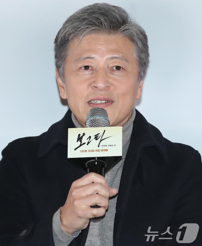 배우 권해효가 19일 서울 강남구 메가박스 코엑스에서 열린 영화 '보고타 : 마지막 기회의 땅' 언론시사회에 참석해 인사말을 하고 있다. '보고타 : 마지막 기회의 땅'은 IMF 직후, 새로운 희망을 품고 지구 반대편 콜롬비아 보고타로 향한 국희(송중기 분)가 보고타 한인 사회의 실세 수영(이희준 분), 박병장(권해효 분)과 얽히게 되면서 벌어지는 이야기를 그린 작품이다. 2024.12.19/뉴스1 ⓒ News1 권현진 기자