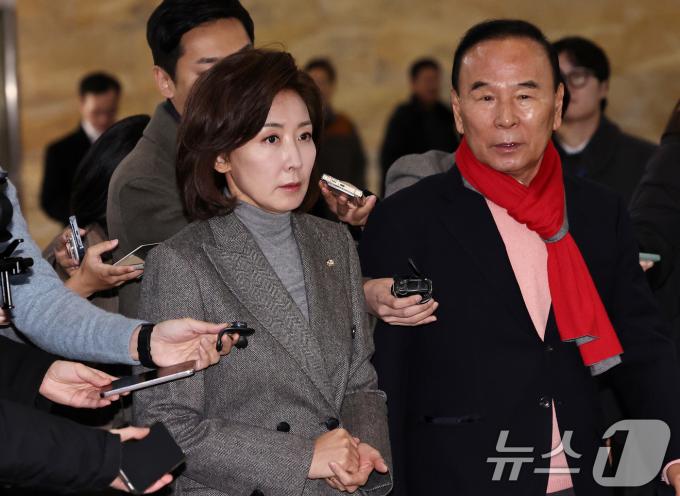 국민의힘 나경원(왼쪽), 박덕흠 의원이 14일 오전 서울 여의도 국회에서 열린 의원총회에 참석하고 있다. 2024.12.14/뉴스1 ⓒ News1 구윤성 기자