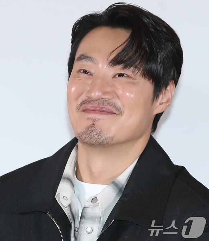 배우 이희준이 19일 서울 강남구 메가박스 코엑스에서 열린 영화 '보고타 : 마지막 기회의 땅' 언론시사회에 참석해 미소를 짓고 있다. '보고타 : 마지막 기회의 땅'은 IMF 직후, 새로운 희망을 품고 지구 반대편 콜롬비아 보고타로 향한 국희(송중기 분)가 보고타 한인 사회의 실세 수영(이희준 분), 박병장(권해효 분)과 얽히게 되면서 벌어지는 이야기를 그린 작품이다. 2024.12.19/뉴스1 ⓒ News1 권현진 기자