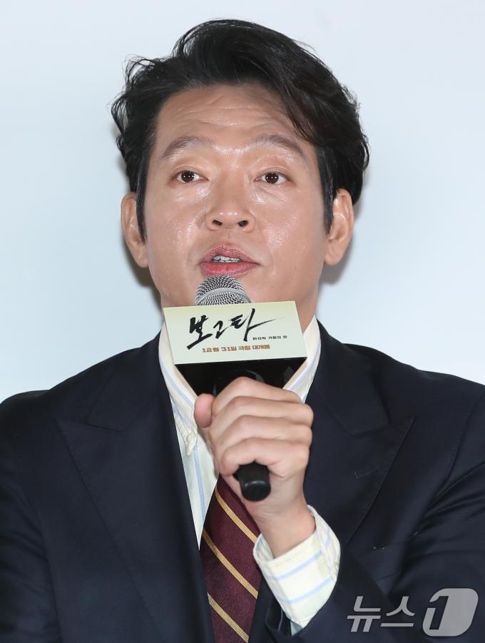 배우 박지환이 19일 서울 강남구 메가박스 코엑스에서 열린 영화 '보고타 : 마지막 기회의 땅' 언론시사회에 참석해 인사말을 하고 있다. '보고타 : 마지막 기회의 땅'은 IMF 직후, 새로운 희망을 품고 지구 반대편 콜롬비아 보고타로 향한 국희(송중기 분)가 보고타 한인 사회의 실세 수영(이희준 분), 박병장(권해효 분)과 얽히게 되면서 벌어지는 이야기를 그린 작품이다. 2024.12.19/뉴스1 ⓒ News1 권현진 기자