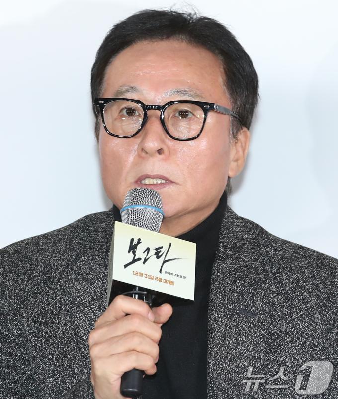 배우 김종수가 19일 서울 강남구 메가박스 코엑스에서 열린 영화 '보고타 : 마지막 기회의 땅' 언론시사회에 참석해 인사말을 하고 있다. '보고타 : 마지막 기회의 땅'은 IMF 직후, 새로운 희망을 품고 지구 반대편 콜롬비아 보고타로 향한 국희(송중기 분