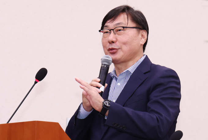 쌍방울 그룹으로부터 수억원의 뇌물을 받고 대북송금 의혹에 관여한 혐의로 기소된 이화영 전 경기도 평화부지사 항소심에서 징역 7년8개월을 선고받았다. 사진은 이 전 부지사가 지난 10월25일 서울 여의도 국회 법제사법위원회에서 열린 법무부·법제처·감사원·고위공직자범죄수사처·헌법재판소·대법원 종합 국정감사에 출석해 김성태 전 쌍방울 회장 관련 질의에 답변하는 모습. /사진=뉴스1 