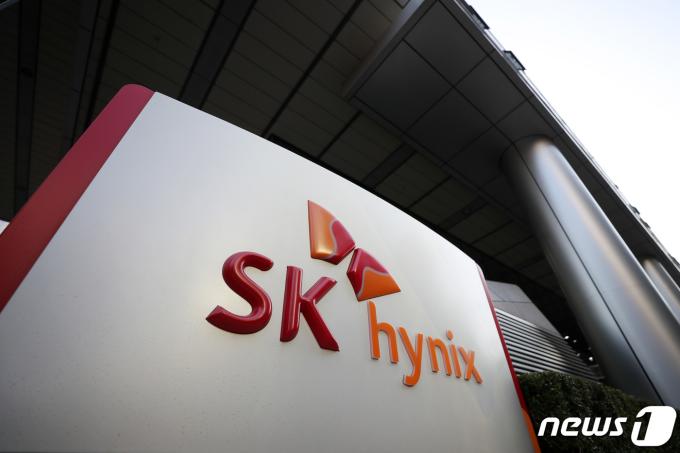 20일 SK하이닉스는 미국 인텔의 NSG 사업부문에서 옵테인을 제외한 낸드플래시 사업 전체를 인수한다고 밝혔다. 계약 규모는 90억달러, 우리 돈으로 10조3104억원에 달하며 이는 올 상반기 SK하이닉스의 매출(15조원)에 맞먹는 수준이다. 사진은 이날 경기도 성남시 분당구 SK 하이닉스 분당사무소의 모습. 2020.10.20/뉴스1 ⓒ News1 조태형 기자
