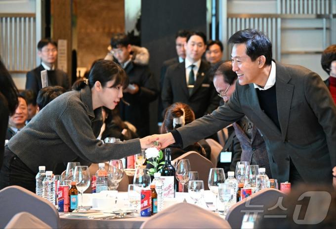 오세훈 서울시장이 서울 체육관계자와 인사를 나누는 모습. (서울시 제공)ⓒ 뉴스1
