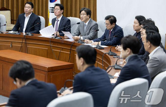 권성동 국민의힘 대표 권한대행 겸 원내대표가 19일 오전 서울 여의도 국회에서 열린 원내대책회의에서 발언을 하고 있다. 2024.12.19/뉴스1 ⓒ News1 이재명 기자