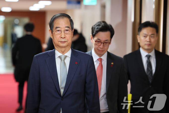 한덕수 대통령 권한대행 국무총리가 19일 서울 종로구 정부서울청사에서 열린 임시국무회의에 입장하고 있다. (총리실 제공) 2024.12.19/뉴스1