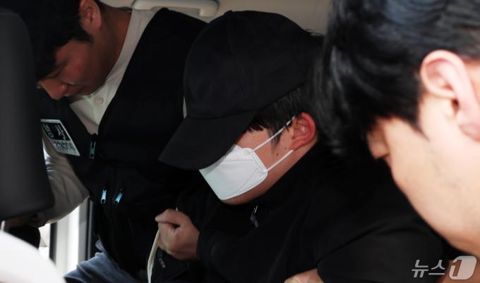 ‘교제 살인’ 의대생 최모(25)씨가 14일 오전 서울 서초구 서초경찰서에서 검찰로 구속송치되고 있다. 최씨는 지난 6일 오후 서초구 강남역 근처 건물 옥상에서 동갑내기 여자친구에게 흉기를 휘둘러 살해한 혐의를 받고 있다. 2024.5.14/뉴스1 ⓒ News1 김명섭 기자