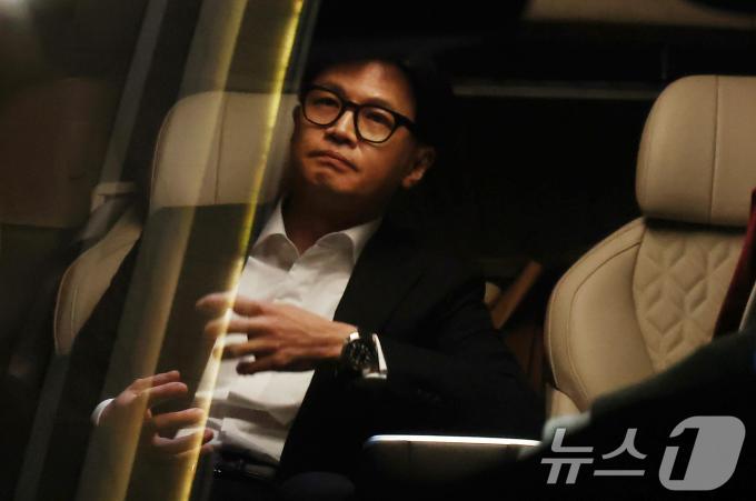 윤석열 대통령 탄핵소추안이 국회 본회의를 통과한 14일 한동훈 국민의힘 대표가 비공개 의원총회를 마친 뒤 심각한 표정으로 차량에 올라 본청을 나서고 있다. 2024.12.14/뉴스1 ⓒ News1 김민지 기자