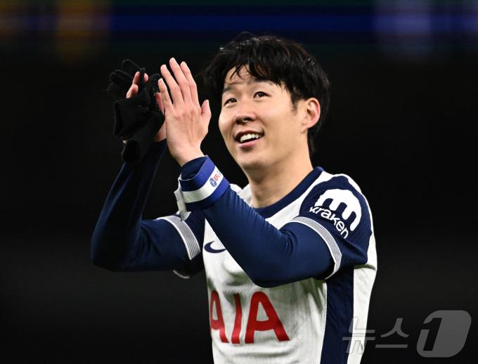 토트넘 홋스퍼 공격수 손흥민이 20일(한국시간) 열린 2024-25 리그컵 8강 맨체스터 유나이티드전에서 후반 43분 결승 골을 터뜨려 팀의 4-3 승리를 이끌었다. ⓒ 로이터=뉴스1