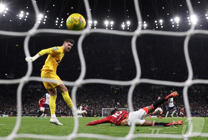 토트넘 홋스퍼의 프레이저 포스터 골키퍼는 20일(한국시간) 열린 2024-25 리그컵 8강 맨체스터 유나이티드전에서 치명적 실수로 2골을 허용하는 등 부진했다. ⓒ 로이터=뉴스1