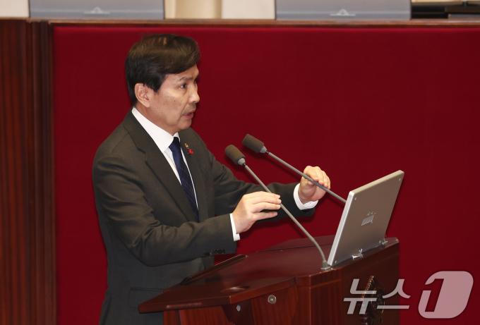 김선호 국방부 장관 직무대행이 13일 오후 서울 여의도 국회에서  긴급현안 본회의에 출석해 답변하고 있다. 2024.12.13/뉴스1 ⓒ News1 김민지 기자