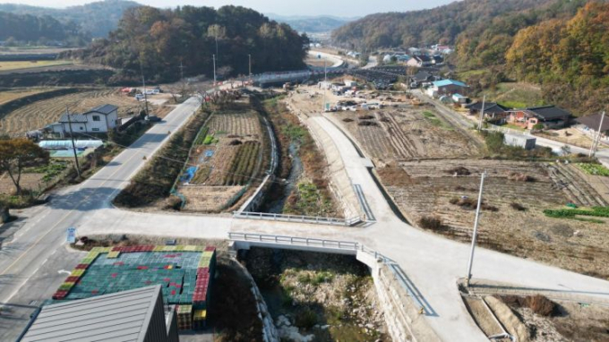 정비사업이 마무리된 여주시 강천면 걸은리 일원 걸은천 전경. / 사진제공=경기도