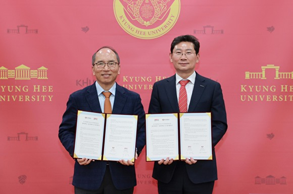 지난 19일 산학협력 업무협약서를 체결한 이상일 시장(오른쪽)과 김진상 경희대학교 총장. / 사진제공=용인특례시